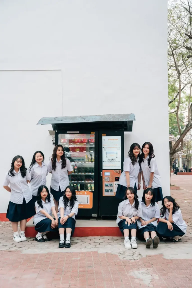 Nữ sinh xếp hàng gần cổng trường