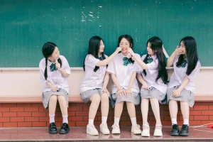 Lưu bút kỷ yếu: Có những điều chỉ muốn viết cho một người 6 Nhóm nữ sinh trong lớp học cạnh bảng xanh