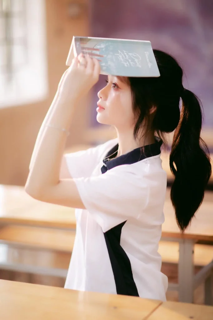 Nữ sinh cầm thước trong ánh nắng cửa sổ