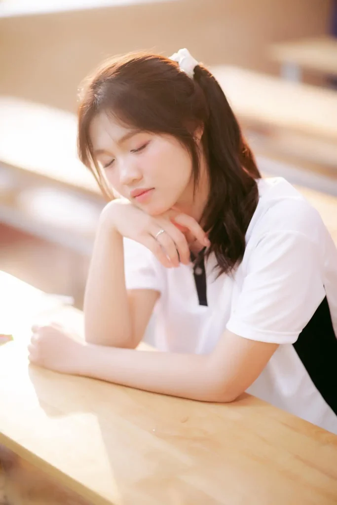 Nữ sinh tựa tay trên bàn học
