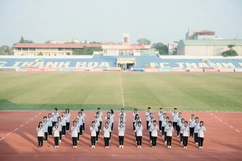 Tập thể lớp ở bối cảnh sân vận động