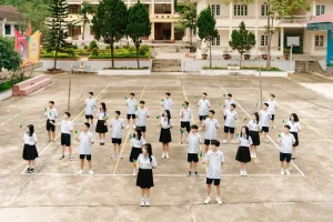 Tập thể lớp mặc đồng phục xếp đội hình trên sân trường