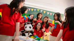 Lớp 5 cười lên nào – 6 dáng chụp kỷ yếu vui và dễ làm 7 Nhóm bạn nhỏ mặc áo đỏ chơi cùng chong chóng trong lớp