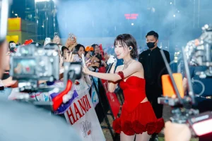Nghệ sĩ giao lưu cùng người tham dự tại khu vực thương hiệu