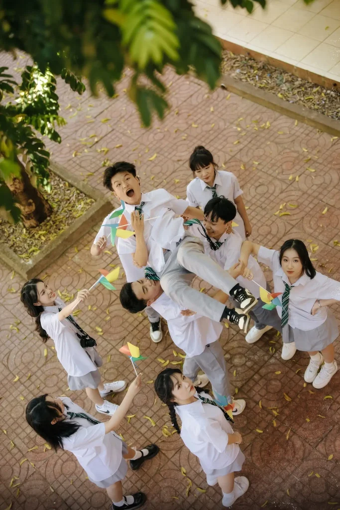Nhóm bạn nhìn lên máy ảnh từ sân lát gạch