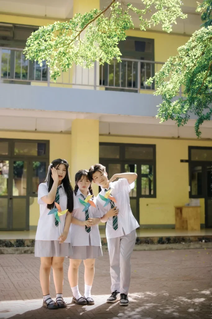 Nhóm học sinh với chong chóng trước dãy lớp