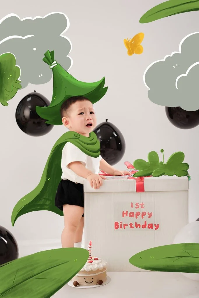 Bé đứng bên mô hình bánh trong bối cảnh sinh nhật minh họa