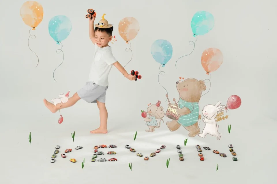 Bé đội vương miện trong bối cảnh sinh nhật với bóng màu và hình gấu