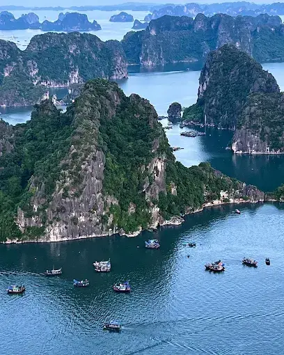 Vịnh biển với đảo đá và thuyền trên mặt nước
