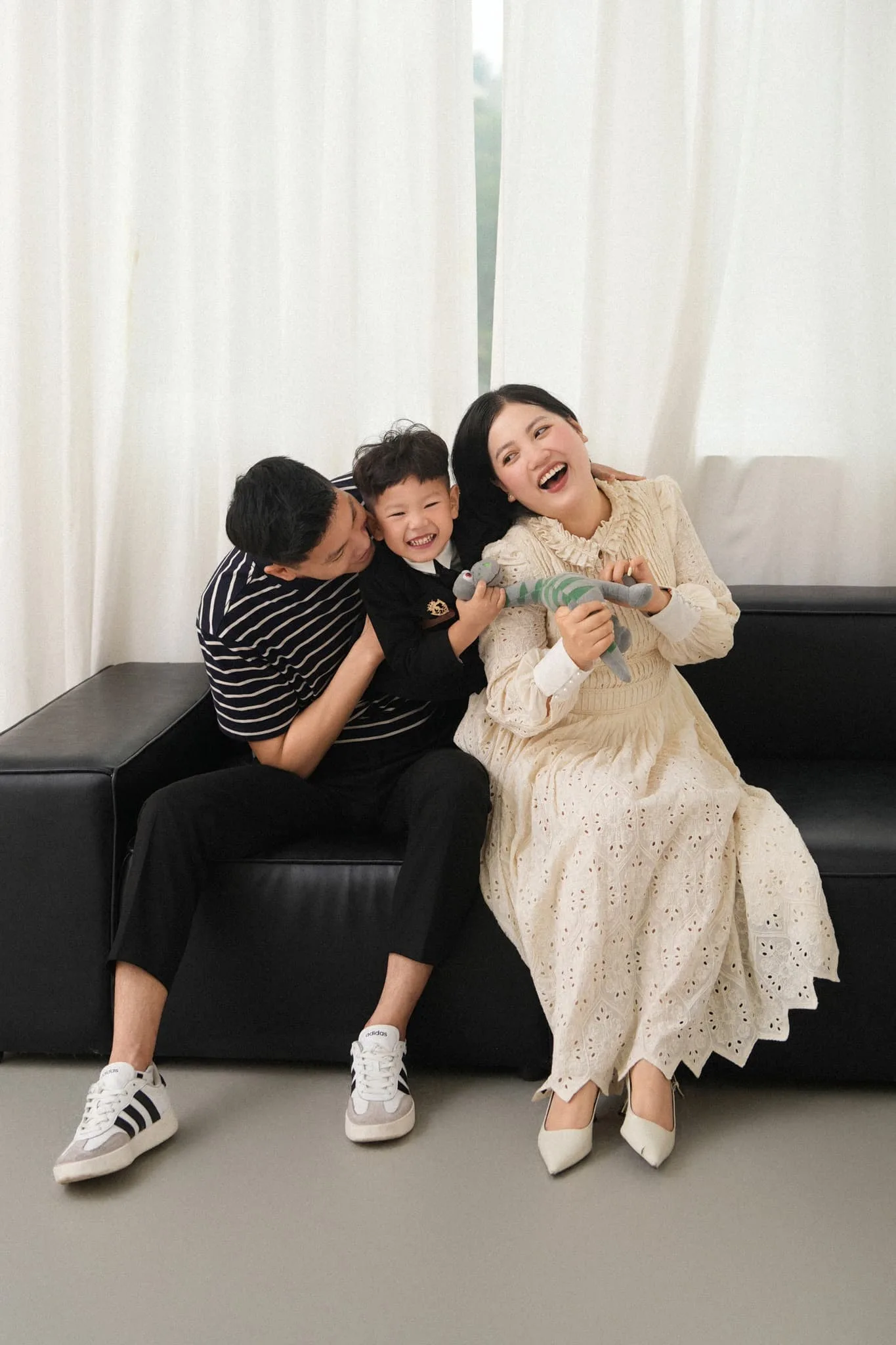 Dịch vụ chụp ảnh tại Moomi Studio 4 Gia đình cười vui trong buổi chụp tự nhiên tại Moomi