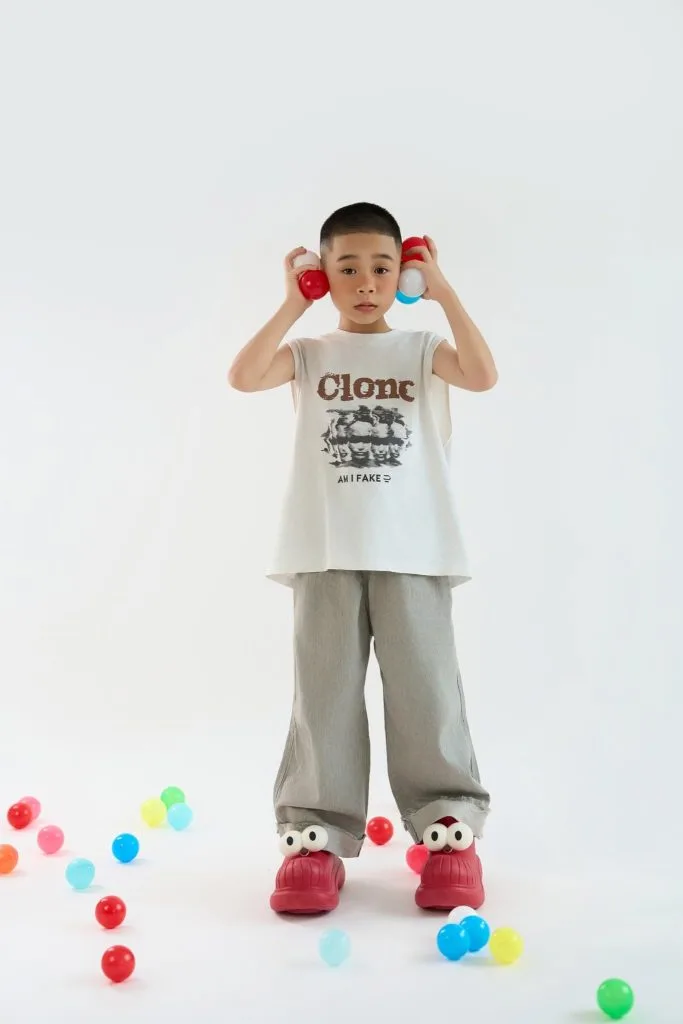 Mẫu nhí tương tác với các quả bóng nhiều màu trên nền trắng