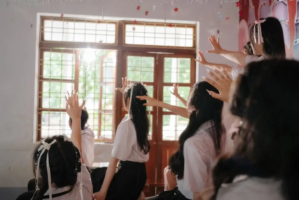 Các bạn đưa tay lên trong phòng học có cửa sổ sáng