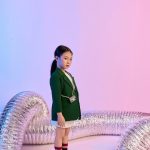 Mẫu nhí tạo dáng trong bối cảnh thời trang màu hồng tím