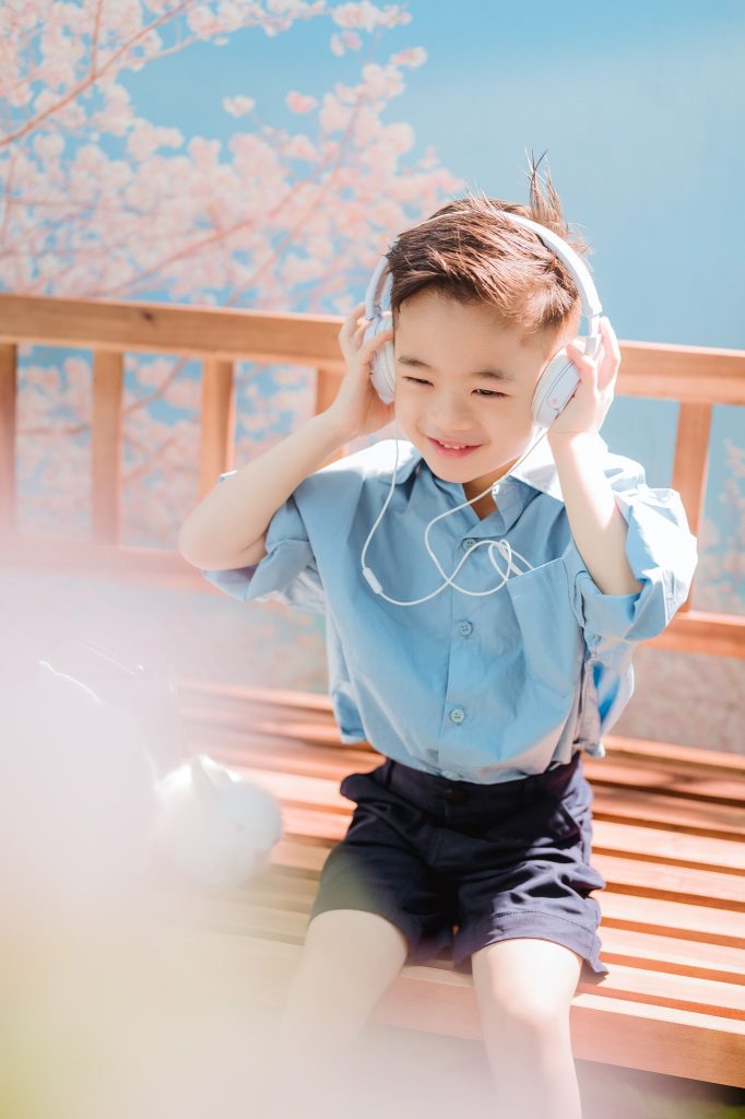 Concept dành cho bé từ 5 đến 6 tuổi 15 Bé trai mặc áo xanh trong bối cảnh hoa anh đào