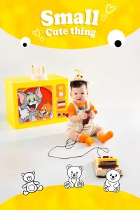 Chọn màu ảnh theo tuổi của bé: điều gì thực sự cần thay đổi? 8 Bé trai tạo dáng trong bối cảnh vàng chủ đề chiếc xe