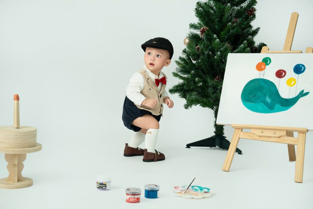 Bé tương tác với giá vẽ và màu trong concept sáng tạo