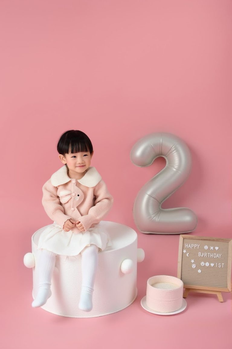 Chụp ảnh sinh nhật cho bé: 5 lựa chọn trước buổi chụp 1 Ảnh sinh nhật cho bé hai tuổi với nền hồng, bóng số 2 và bánh trang trí