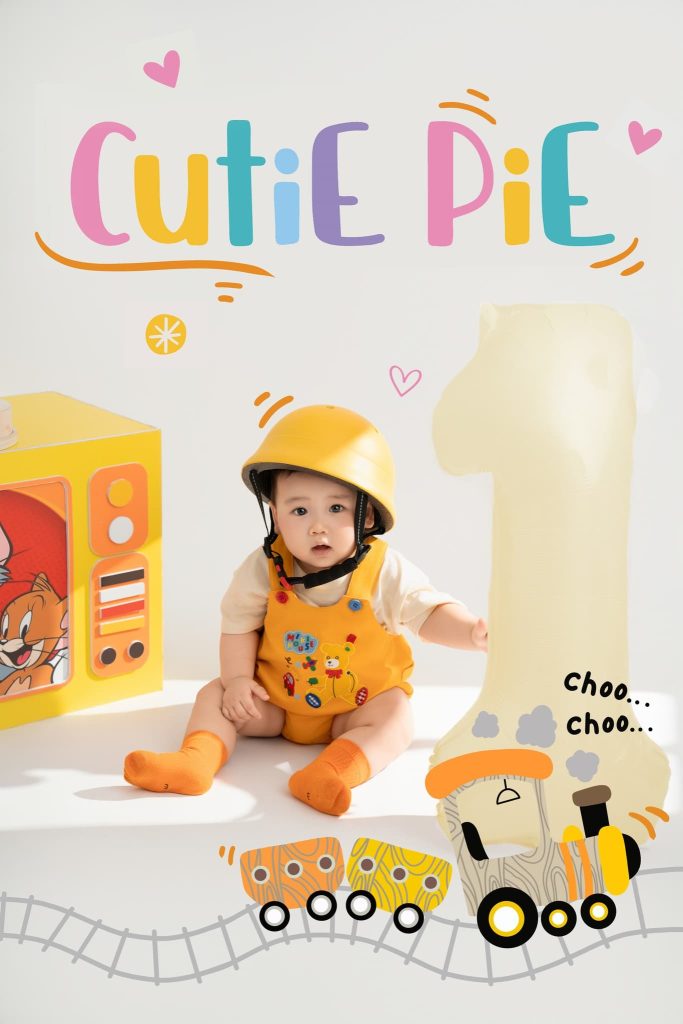Bé đội mũ vàng trong bối cảnh chiếc xe và nhân vật minh họa