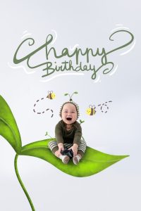 Bé ngồi trong bối cảnh chiếc lá và cây xanh minh họa
