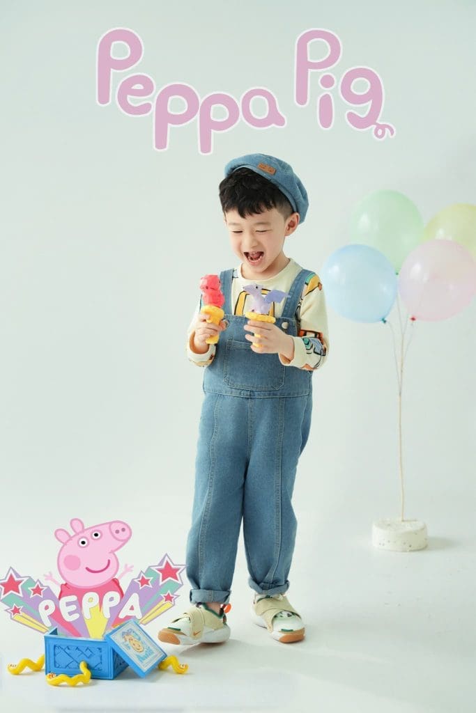 Bé trai mặc đồ denim trong bối cảnh nhân vật hoạt hình minh họa