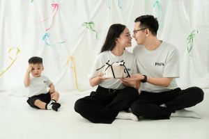 Ảnh gia đình đẹp: chuẩn bị nhóm người, trang phục và tương tác 10 Ba mẹ và bé mặc trang phục trắng, đen, ngồi trên nền sáng trong bộ ảnh gia đình