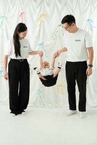 Chụp ảnh gia đình tại Hà Nội: Sắp lịch và chọn nơi thuận tiện 9 Ba mẹ đứng nắm hai tay bé ở giữa trên nền trắng