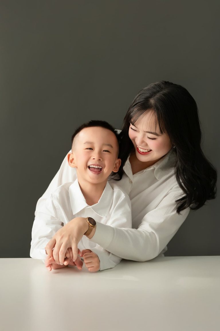 Mẹ và bé cười bên nhau trên nền tối