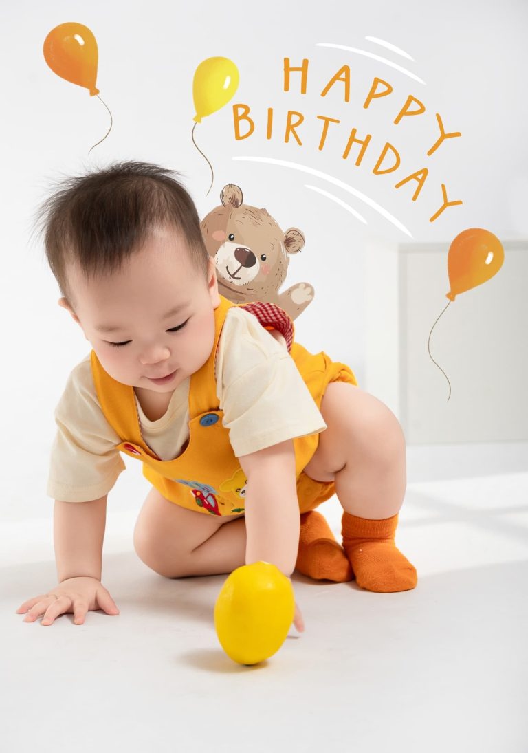 Bé bò cùng đạo cụ quả cam trong bộ ảnh thôi nôi