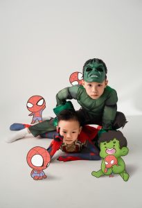 Lưu giữ tuổi thơ qua ảnh bé bên mẹ và những người thân 7 Mẹ và bé tương tác trong bối cảnh siêu anh hùng minh họa