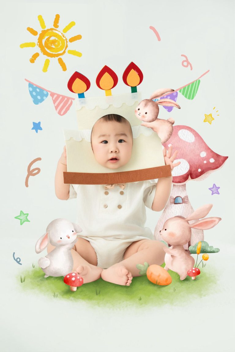 Bé ngồi đặt hai tay bên mặt cạnh hình nến sinh nhật minh họa