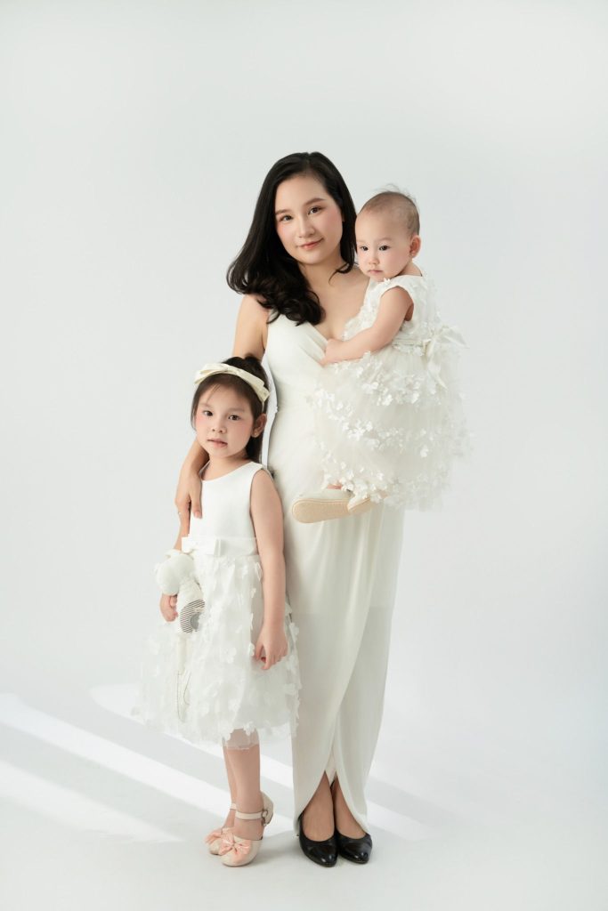 Chụp ảnh mẹ và bé: những tương tác nhỏ kể câu chuyện của hai mẹ con 1 Mẹ và các bé trong trang phục trắng, đứng gần nhau