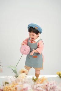 Bé nhìn món đồ màu hồng đang cầm trên tay
