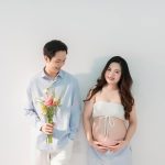 Mẹ bầu và bạn đời đứng cùng hoa trong bộ ảnh tông sáng