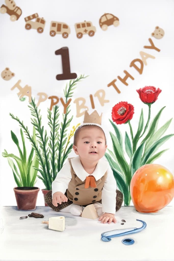 Bé ngồi bên bánh và phụ kiện sinh nhật một tuổi chủ đề cây quả