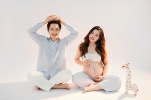 Chụp ảnh bầu cùng gia đình: chia nhóm ảnh để ai cũng có mặt 7 Mẹ bầu và bạn đời ngồi tạo dáng trên nền sáng trong studio
