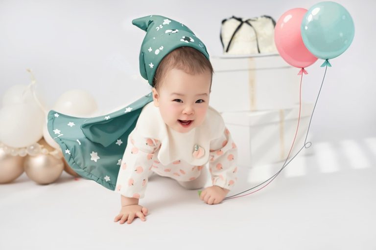 Bé bò trên nền sáng bên bóng bay và phụ kiện sinh nhật
