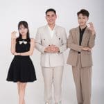 Ba mẫu mặc trang phục đen, trắng và nâu chụp ảnh nhóm trên nền sáng