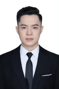 Ảnh chân dung nam mặc vest và cà vạt trên nền trắng