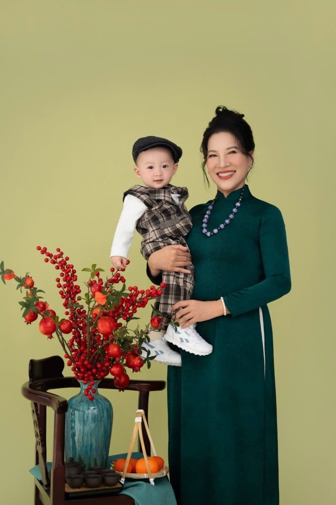 Ảnh 2 trong album Chụp ảnh gia đình Công An/Bộ Đội: Vẻ đẹp của sự trang nghiêm và tự hào truyền thống