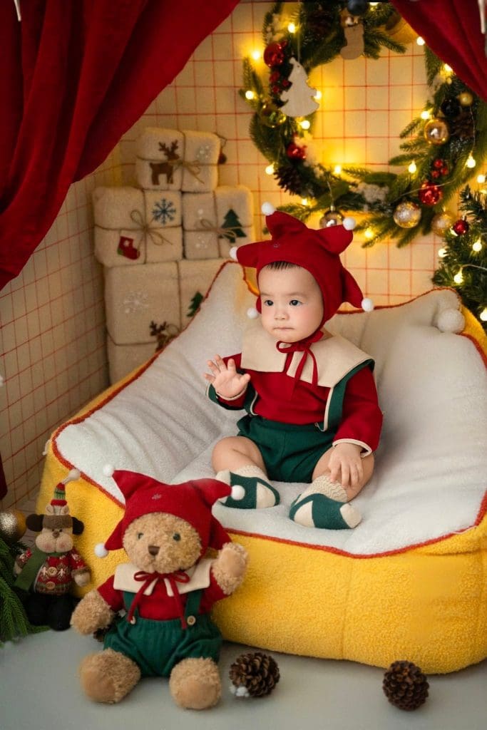 Ảnh 3 trong album Chụp ảnh Noel cho bé trai concept nào đẹp? concept chụp ảnh Noel bé diện đồ đôi cùng…