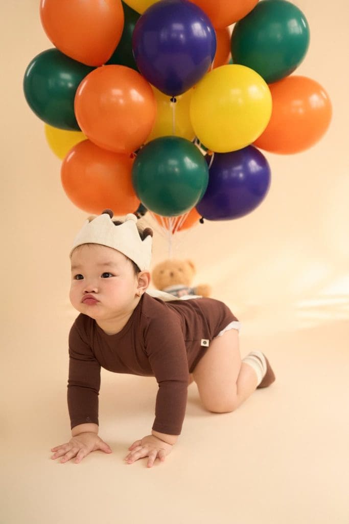 Ảnh 10 trong album Mách mẹ ý tưởng chụp ảnh cho bé 1 tuổi: Concept Little Dino và bóng bay rực rỡ
