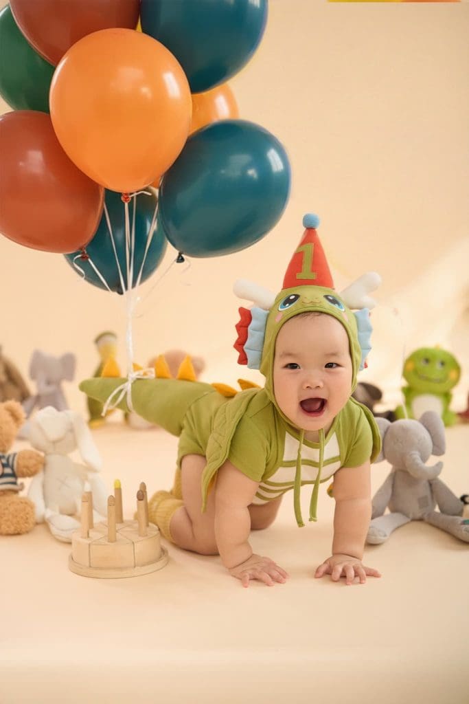 Ảnh 6 trong album Mách mẹ ý tưởng chụp ảnh cho bé 1 tuổi: Concept Little Dino và bóng bay rực rỡ