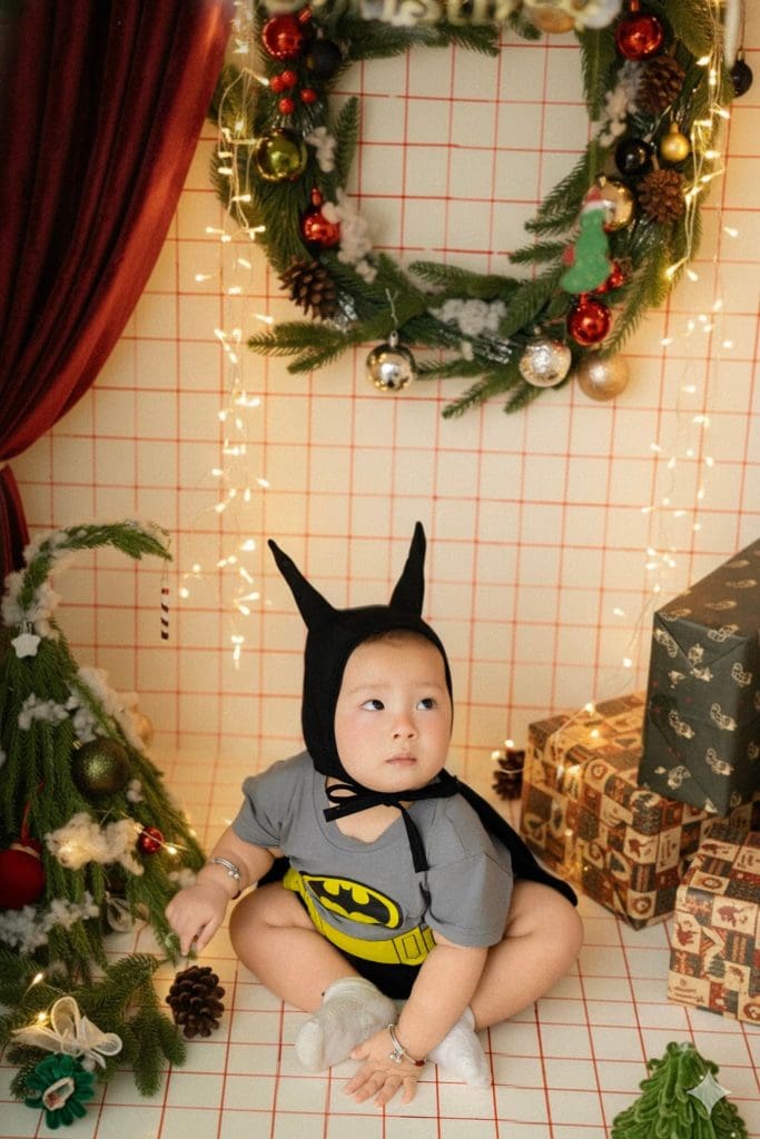 Ảnh 4 trong album Tan chảy với bộ ảnh 'Batman nhí' khóc nhè cực yêu mùa Giáng sinh tại Moomi
