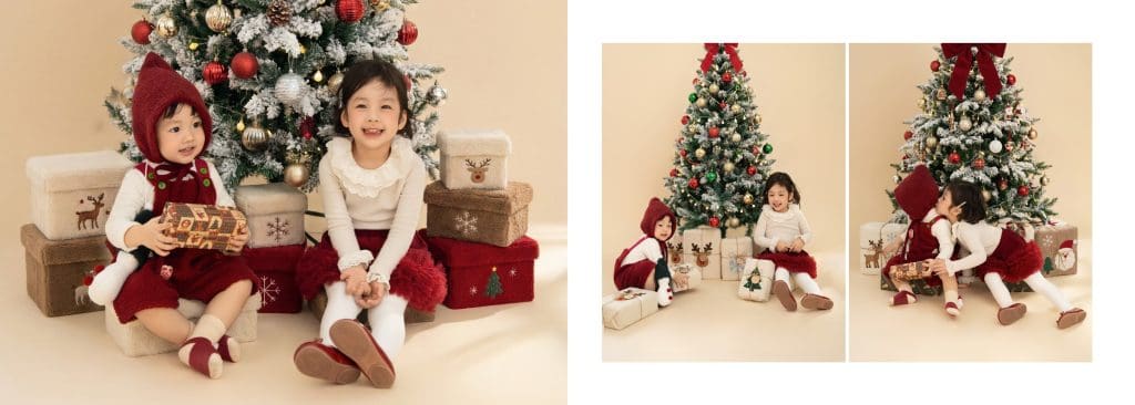 Hai khung ảnh mẹ và bé ngồi cùng nhau giữa đồ trang trí Noel