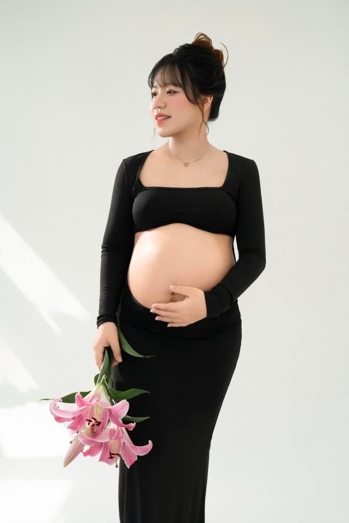 Album bầu tối giản của Moomi: ít chi tiết để nhìn rõ những ngày chờ con 1 Mẹ bầu đứng bên những cành hoa hồng rủ xuống