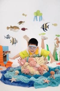 Vòng quay Moomi: hiểu kết quả và thống kê người nhận quà 4 Bé đeo kính bơi cúi người giữa những con cá giấy