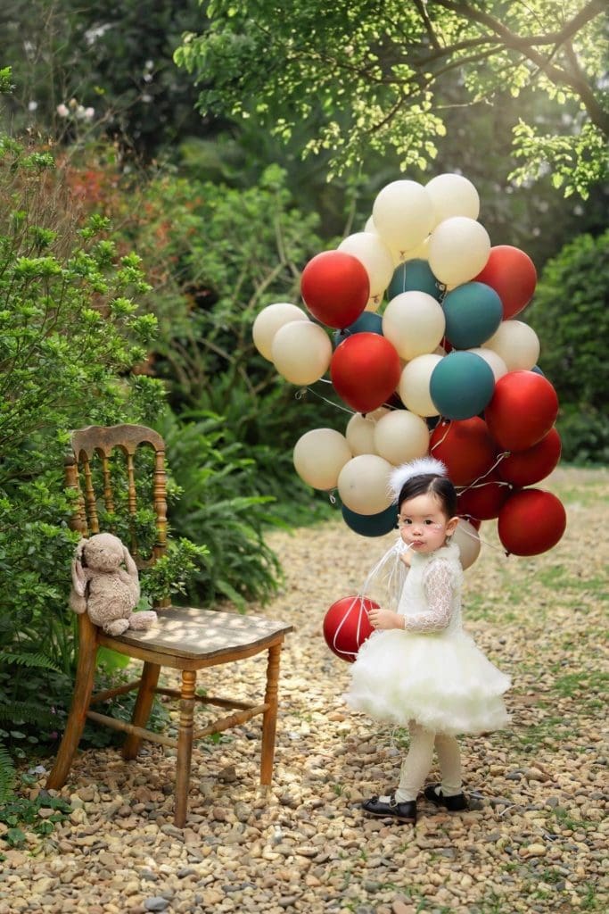 Chụp ảnh bé ngoại cảnh ở Hưng Yên: chọn chỗ để con có thể chơi và nghỉ 1 Bé gái mặc váy màu kem bên chùm bóng bay nhiều màu