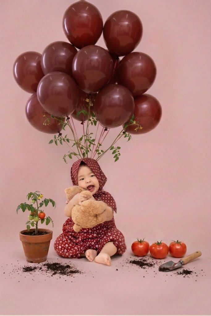 Ảnh 4 trong album Concept Chụp Ảnh Thôi Nôi Bé Gái: Hóa Thân "Cô Nông Dân Cà Chua" Ngọt Ngào