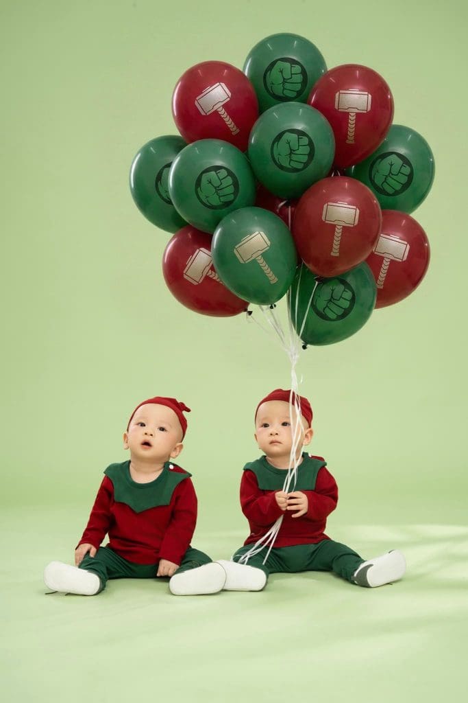Ảnh 4 trong album Concept Chụp Ảnh Thôi Nôi Sinh Đôi: Sắc Đỏ Xanh Phá Cách & Tinh Thần Siêu Anh Hùng…