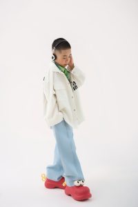 Trước khi gửi ảnh con đi casting: 15 điểm cần kiểm tra 4 Mẫu nhí đứng nghiêng với trang phục thời trang trên nền sáng
